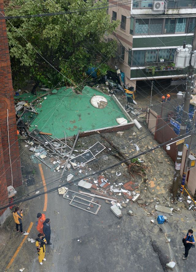 이날 부산 북구 구포동 한 아파트 경로당은 인근 야산에서 무너져 내린 흙더미에 깔려 붕괴됐다. 전혜원기자 jamjhw@hk.co.kr