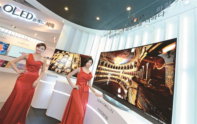 LG전자 OLED UHD TV 신제품 발표회가 열린 서울 여의도 콘래드호텔에서 25일 모델들이 77인치 (오른쪽)와 65인치 OLED UHD TV를 공개하고 있다. 65인치 TV는 26일부터 예약판매하며, 77인치 TV는 4분기 출시 예정이다. LG전자 제공