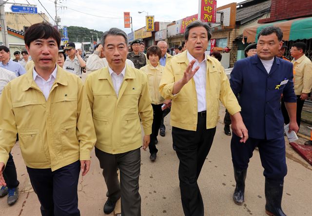 새누리당 김무성 대표와 정종섭 안전행정부 장관이 26일 기록적인 폭우로 수해를 입은 부산 기장군 장안읍을 방문했다. 연합뉴스