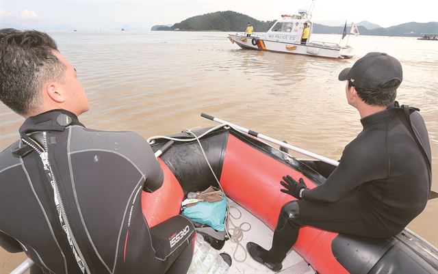 26일 오후 경남 창원시 마산합포구 앞바다에서 119 구조대가 전날 폭우로 인해 진동면 덕곡천 급류에 휩쓸린 시내버스 실종자들을 찾기 위해 수색작업을 벌이고 있다. 창원=연합뉴스