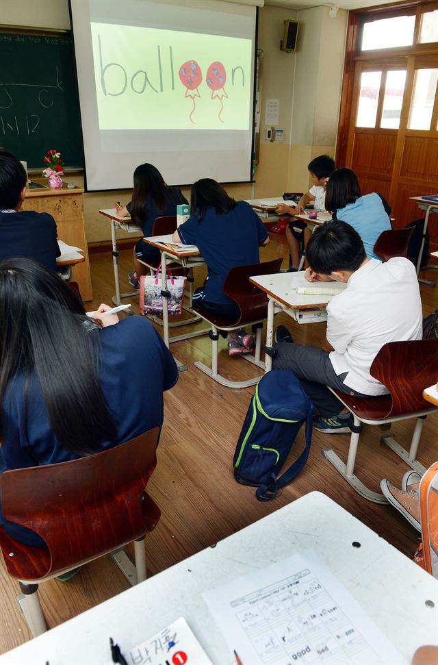 서울 강동구 천호중학교에서 학생들이 영어 단어의 뜻을 글자 디자인으로 표현하는 타이포그래피 수업을 하고 있다. 신상순선임기자 ssshin@hk.co.kr