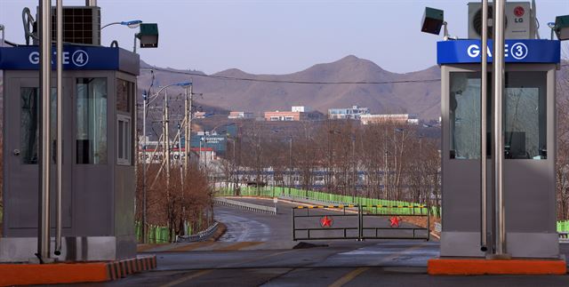 개성공단 내 자동차부품 제조업체에서 일하는 일부 북한 근로자들이 발열, 두통 등의 증세를 집단으로 보여 해당 공정의 작업이 중단된 것으로 전해졌다. 한국일보 자료사진