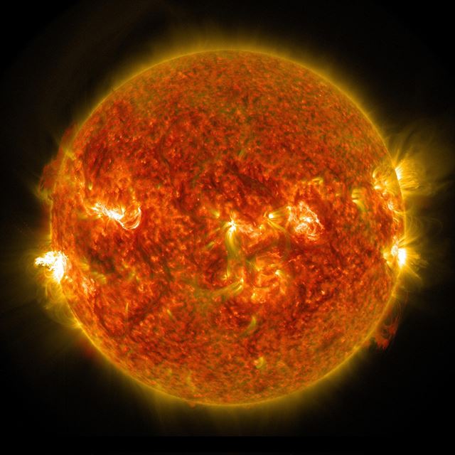 미 항공우주국 나사(NASA)가 24일 태양활동관측위성(Solar Dynamics Observatory)이 촬영한 중간급인 M5등급의 플레어를 우주로 방출하는 태양 모습을 공개했다. 태양 플레어는 강력한 방사선을 한꺼번에 쏟아내는데,이번 태양 플레어의 유해 방사선은 지구 대기권을 통과하지 못해 인류에게 직접적 해를 끼치지는 않는다. M 등급은 X등급의 10배 정도 약한 등급을 말한다. X등급의 플레어는 주기적으로 태양에서 발출되며 이때는 지구에 큰 영향을 미친다. 나사=로이터 연합뉴스