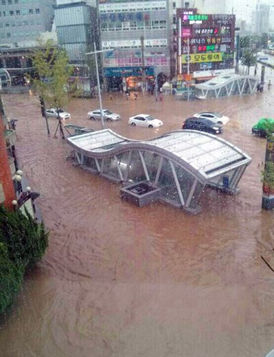 지난 25일 부산지역에 시간당 최고 130㎜의 비가 내리면서 동래구의 한 도로가 물에 잠겨있다. 연합뉴스