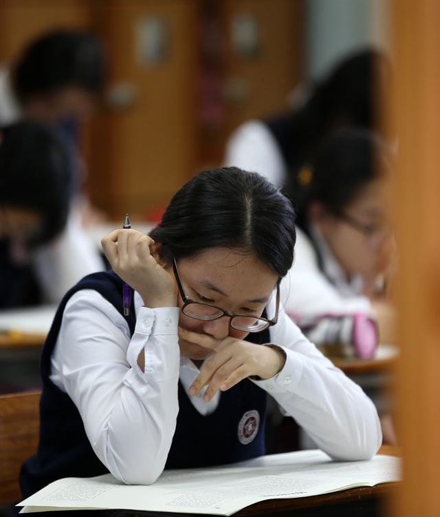 수능 영어시험을 절대평가로 전환하는 것을 검토하고 있다. 사진은 2014학년도 대학수학능력시험을 30일 앞두고 마지막 전국학력평가가 실시된 8일 오후 경기도 수원시 팔달구 고등동 수원여고에서 고3 학생들이 진지하게 영어 시험 문제지를 응시하고 있다. 연합뉴스