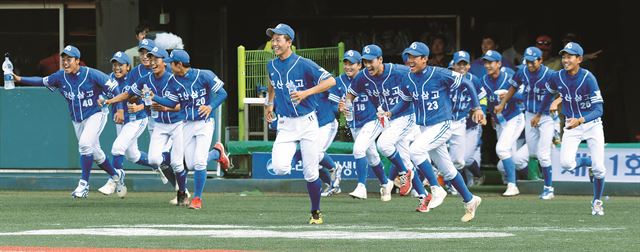 제42회 봉황대기 전국고교야구대회가 28일 군산구장과 포항구장에서 동시에 개막한다. 이번 대회는 지난해 보다 5개 팀이 늘어난 62개 팀이 참여해 토너먼트 방식으로 12일 간 열전을 벌인다. 사진은 지난해 마산고를 꺾고 초록 봉황을 품에 안은 군산상고 선수들이 우승 확정 뒤 마운드로 뛰어나오는 모습. 한국일보 자료사진