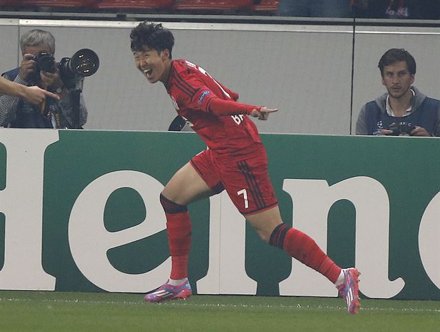 손흥민(22)이 유럽축구연맹(UEFA) 챔피언스리그에서 2경기 연속골을 터뜨리며 레버쿠젠을 본선 무대로 이끌었다. 연합뉴스