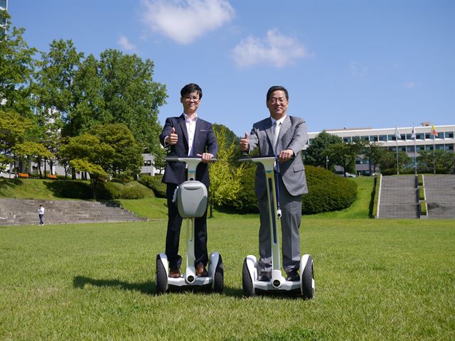 황준기(오른쪽) 경기관광공사 사장이 전동스쿠터 '나인봇'을 타 보고 있다. 경기관광공사 제공