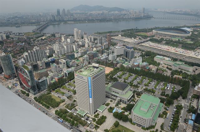 강남 마지막 노른자위, 한국전력 본사. 강남권 개발의 정점이 될 서울 강남구 삼성동 한국전력 본사 부지의 매입을 놓고 현대차, 삼성 등 국내외 자본이 각축을 벌일 전망이다. 무역협회 마르코폴로 식당에서 바라본 서울 강남구 삼성동 한국전력 본사 부지 일대. 신상순 선임기자 ssshin@hk.co.kr