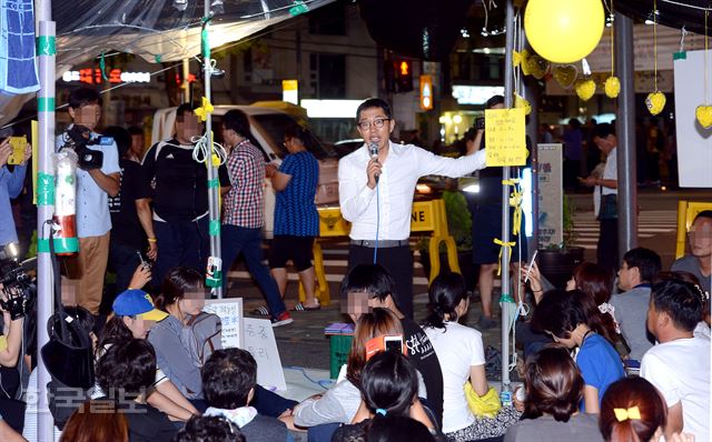 [저작권 한국일보] 개그맨 김재동씨가 29일 저녁 서울 종로구 청운동사무소 앞에서 박근혜 대통령과 면담을 요구하며 농성중인 유가족들을 찾아 인사말을 하고 있다./왕태석기자 kingwang@hk.co.kr