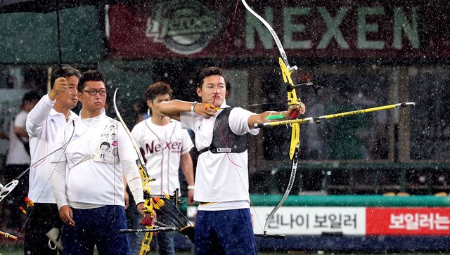 신예 태극궁사 구본찬은 뛰어난 실력에도 쟁쟁한 선배들의 벽에 막혀 올림픽, 아시안게임 등 메이저 대회에 나가지 못했다. 하지만 올해 국가대표 선발전에서 오진혁에 이어 2위를 차지하면서 인천 아시안게임 대표팀에 승선했다. 사진은 구본찬이 지난달 26일 서울 목동야구장에서 열린 소음 적응 훈련에서 활 시위를 당기고 있는 모습. 연합뉴스