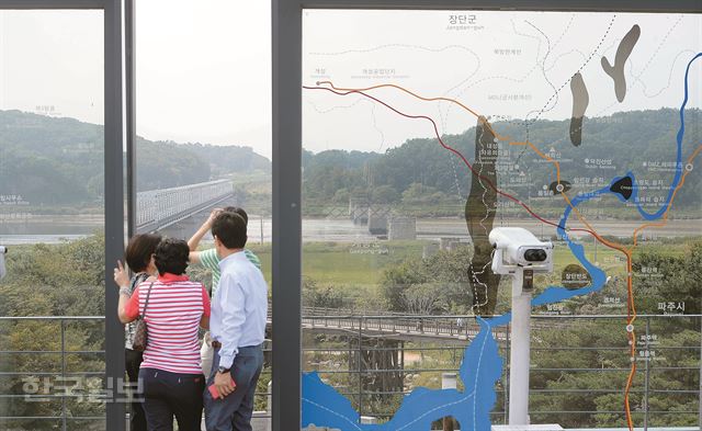 [임진각 12] [저작권 한국일보]. 31일 오후 경기 파주시 임진각을 찾은 관광객들이 전망대에서 북쪽을 바라보고 있다./배우한기자 bwh3140@hk.co.kr /2014-08-31(한국일보)/2014-08-31(한국일보)