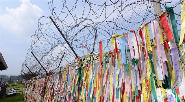 [임진각 17] [저작권 한국일보]. 31일 오후 경기 파주시 임진각 통일염원 사연들이 붙어 있는 철조망./배우한기자 bwh3140@hk.co.kr /2014-08-31(한국일보)