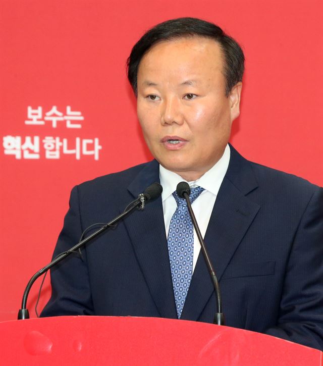 새누리당 김재원 원내수석부대표가 31일 여의도 당사에서 열린 기자간담회에서 "3차 협의가 성과를 내지 못하면 다시 유가족과 4차·5차 협의를 해서 성의있게 우리와 유가족이 계속 대화하는 과정이 필요하다"면서 "유족과 우리가 세월호 특별법에 대해 의견이 일치하면 야당이 표결에 참여하면 된다"고 발언하고 있다. 연합뉴스