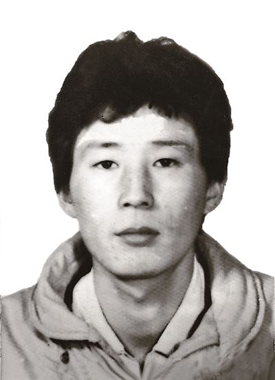 故박영진(1960-1986) 중학교를 중최하고 어렵게 살다 1985년 신흥정밀에 입사. 다음해 3월 17일 임금투쟁 중 "근로기준법을 지켜라. 살인적인 부당노동행위 철회하라. 노동3권 보장하라" 외치며 분신. 전태일을 따르는 민주노동연구소 제공