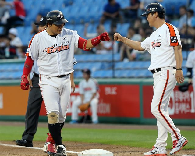 28일 대전 한밭야구장에서 열린 프로야구 한화와 넥센의 경기. 한화 김태균이 1회말 2사 2루에서 1타점 적시타를 치고 코치와 하이파이브하고 있다. 연합뉴스