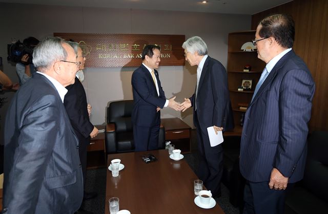 전직 대한변호사협회 회장들이 1일 세월호 유가족 지원과 관련, 변협을 항의 방문해 위철환(오른쪽 세번째) 현 회장과 인사를 나누고 있다. 연합뉴스