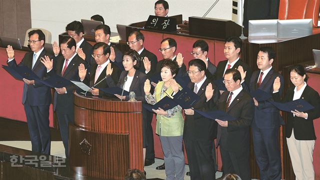 새누리당 나경원(앞줄 가운데) 의원 등 7·30 재보선 당선자 15명이 1일 국회 본회의에서 의원선서를 하고 있다. 오대근기자 inliner@hk.co.kr