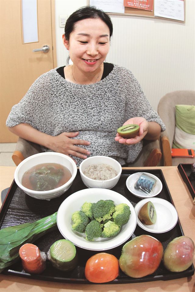 임신부에게 참치가 유해하다는 발표가 나온 가운데 미국 식품의약국(FDA)은 임신부들은 수은 함유량이 낮은 어종인 새우, 연어, 메기, 대구 등을 340g 이하 2~3주에 걸쳐 나눠 먹기를 권했다. 제일병원 제공