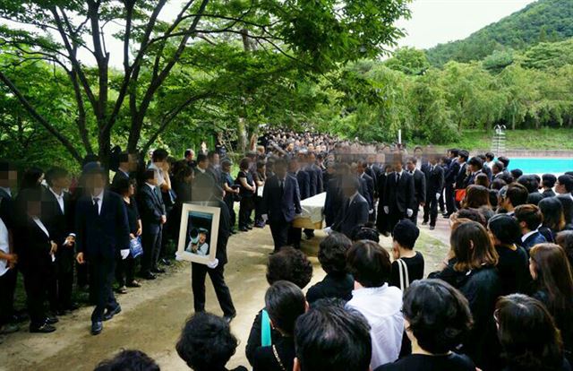 지난달 31일 경기 안성 금수원에서 치러진 유병언 전 세모그룹 회장의 발인예배 후 유가족과 관계자들이 유 전 회장의 영정을 앞세운 채 금수원 뒤 청량산에 마련된 장지로 이동하고 있다. 기독교복음침례회 제공