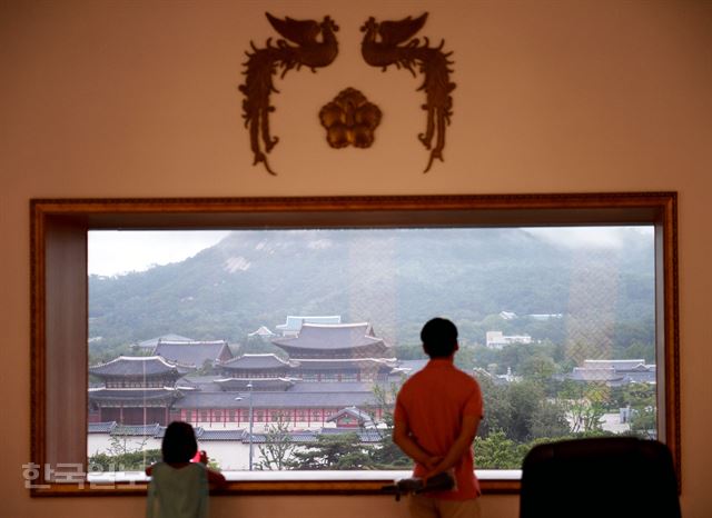 [저작권 한국일보] 경복궁과 청와대가 보이는 서울 세종로에 위치한 대한민국역사박물관. 김주성기자 poem@hk.co.kr