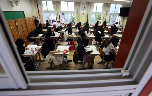 학교폭력을 폭로하며 목숨을 끊은 여고생 김모양의 유서에도 폭행 피해 사실이 담겨 있는 것으로 알려졌다. 사진은 한 고등학교의 모습. 연합뉴스