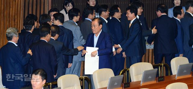 3일 국회에서 열린 본회의에서 새누리당 송광호 의원에 대한 체포동의안 표결을 위해 의원들이 줄지어 있는 동안 송 의원이 지나며 인사하고 있다. 오대근기자 inliner@hk.co.kr