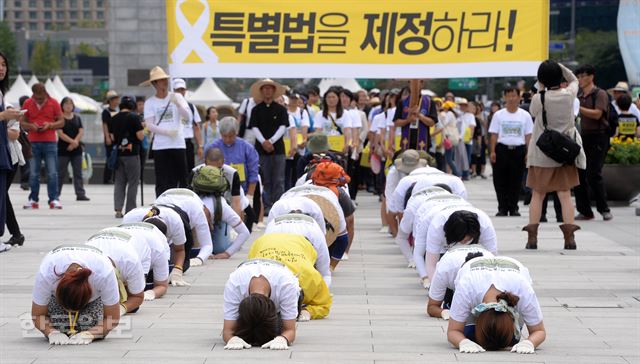 세월호 유가족들이 지난 2일 오후 서울 종로구 광화문 광장에서 세월호 특별법 제정 요청을 하며 3보1배를 하고 있다. 이날 유가족들은 특별법을 지지하는 시민들의 서명을 전달하려다 경찰에 막혀 광화문광장을 벗어나지 못했다. 배우한기자bwh3140@hk.co.kr