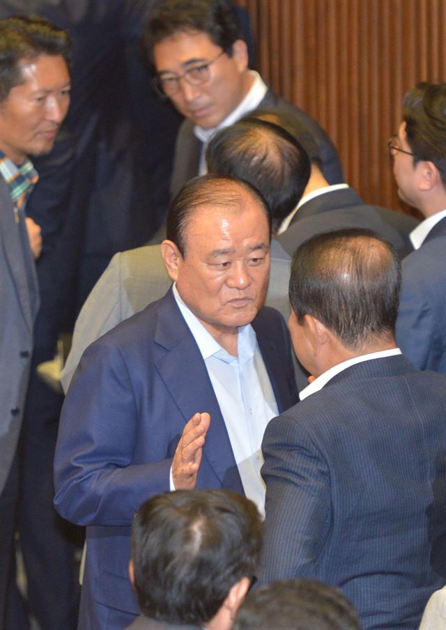 3일 오후 제329회 국회(정기회) 본회의가 열린 서울 여의도 국회 본회의장에서 자신의 체포동의안 처리를 앞둔 송광호 새누리당 의원이 새정치민주연합 박주선 의원등과 대화하고 있다. 뉴시스