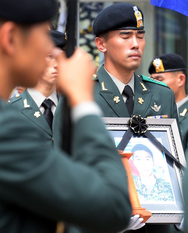 특전사 포로체험 훈련을 하다 순직한 13공수특전여단 고 이유성 하사 영결식이 치뤄진 4일 오전 국군대전병원 장례식장에서 부대원들이 영현을 운구하고 있다. 뉴시스