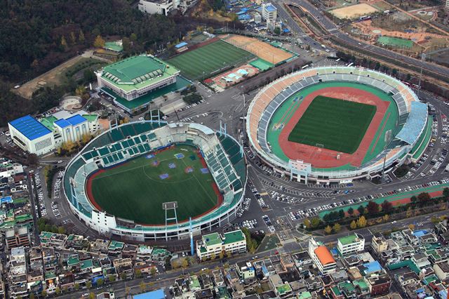 경남 창원시가 4일 NC다이노스 프로야구단의 새 야구장 입지를 진해구 옛 육군대학 터에서 현 마산종합운동장 부지로 변경했다. 창원시는 마산야구장을 리모델링 하는 방법으로 새 야구장을 건설할 예정이다. 오른쪽이 마산종합운동장. 왼쪽은 현재 NC다이노스가 홈구장으로 쓰고 있는 마산야구장. 연합뉴스