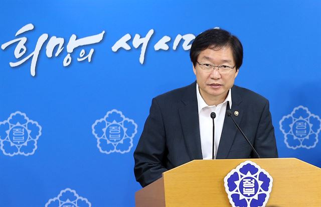 4일 오전 세종로 정부서울청사에서 열린 '과도기 안전관리 계획' 관련 관계부처 합동 브리핑에서 김영석 해양수산부 차관이 질문에 답하고 있다. 김 차관은 세월호 인양 여부를 묻는 질문에 "세월호 실종자 수색작업이 한계에 도달한 후에는 (인양하지 않고) 그대로 방치해두기는 어렵다"고 말했다. 연합뉴스