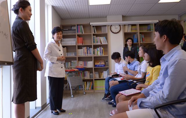 박근혜 대통령이 4일 오후 서울 종로구 자하문로 무지개청소년센터를 방문해 탈북청소년들의 수업시간을 참관한 뒤 인사말을 하고 있다. 홍인기기자 hongik@hk.co.kr