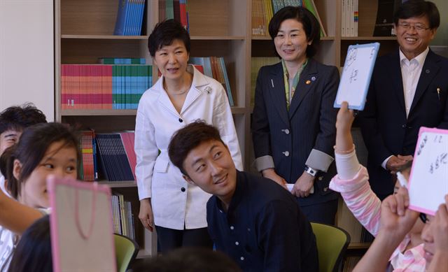 박근혜 대통령이 4일 오후 서울 종로구 자하문로 무지개청소년센터를 방문해 탈북청소년들의 수업을 참관하고 있다. 홍인기기자 hongik@hk.co.kr