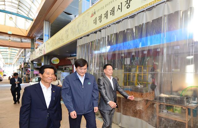 서승환 국토교통부 장관이 추석을 앞두고 사회복지시설에 전달할 물품을 구입하기 위해 4일 오후 세종시 금남면 대평리 금남대평시장을 방문해 시장을 둘러보고 있다. 하지만 이날은 장이 서지 않는 날로 시장은 상점 곳곳이 문을 닫아 한산한 모습을 보였다. 세종=뉴시스