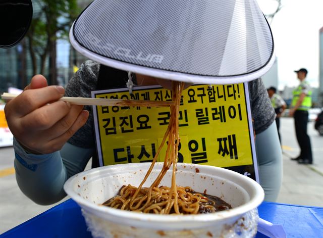 대한민국어버이연합 등 보수 성향 시민단체 회원들이 지난달 27일 오후 서울 세종로 KT 광화문사옥 앞에서 자장면을 먹는 퍼포먼스를 하고 있다. 특별법 제정을 촉구하며 광화문광장에서 단식과 시위를 벌이고 있는 세월호 유족들과 진보 시민단체들을 조롱하려는 취지다. 대한민국은 세월호 참사 뒤 양쪽으로 쪼개졌다. 여권과 우파 언론이 연민을 걷어간 결과다. 한국일보 자료사진