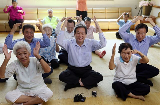 김무성(가운데) 새누리당 대표가 추석 연휴를 하루 앞둔 5일 인천 연수구 사할린동포회관을 찾아 사할린동포 할머니들과 건강체조를 배우고 있다. 인천=뉴시스