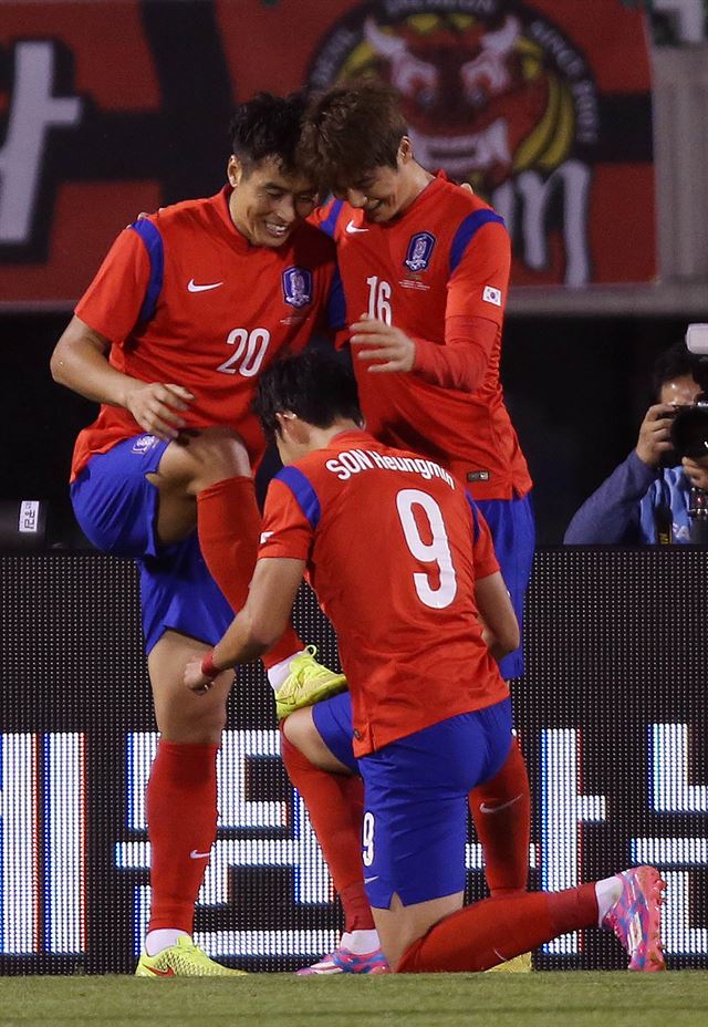 5일 오후 부천종합운동장에서 열린 축구대표팀 평가전 한국과 베네수엘라 경기. 후반전 한국의 이동국이 역전골을 넣은 후 손흥민, 기성용과 함께 세리머니를 하고 있다. 연합뉴스