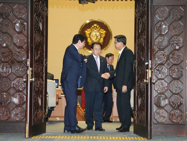 정기국회 첫날인 1일 의원총회를 마친 여야 의원들이 본회의장에서 인사하고 있다. 연합뉴스