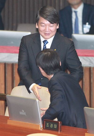 지난 1일 국회 본회의장장에서 열린 제329회 정기국회 개회식에서 안철수 새정치연합 의원이 동료 의원들과 인사를 나누고 있다. 오대근기자 inliner@hk.co.kr