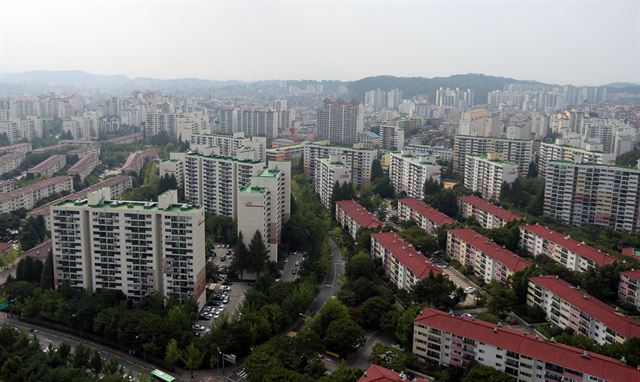 추석 연휴 이후 본격적으로 시작될 이사철 전세난이 심상치 않을 전망이다. 부동산 전문가들은 올 가을 세입자들이 전통적으로 이사수요가 늘면서 경험하는 전세난과 더불어 저금리 기조로 인한 월세 전환의 급증, 최근 정부가 발표한 재건축 연한 조정 등 추가적 압박을 겪을 것으로 내다본다. 한국일보 자료사진