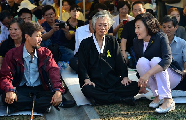 추석 명절인 8일 오후 서울 광화문광장 농성장에서 세월호 참사 가족대책위 및 국민대책회의 주최로 열린 '국민 한가위상, 세월호 가족과 함께 음식 나누기' 행사에서 새정치민주연합 박영선(오른쪽) 국민공감혁신위원장과 세월호 특별법 제정을 촉구하며 46일 동안 단식농성을 했던 '유민 아빠' 김영오(왼쪽) 씨가 대화를 나누고 있다. 가운데는 백기완 통일문제연구소 소장. 뉴시스