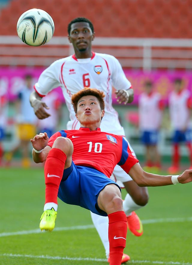 인천 아시안게임 축구대표팀 미드필더 김승대가 10일 경기 안산 와스타디움에서 열린 아랍에미리트(UAE)와의 평가전에서 상대 수비수를 등진 채 슈팅을 하고 있다. 안산=연합뉴스