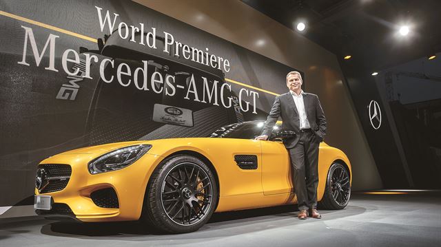 토비아스 뫼어스 메르세데스-AMG 회장이 9일(현지시간) 독일 아팔터바흐 AMG 본사에서 열린 AMG-GT 신차발표회에서 GT를 소개하고 있다. 메르세데스-AMG 제공