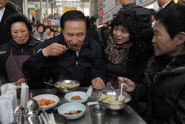 2009년 12월 2일 오전 이명박 대통령이 대구광역시에서 열리는 낙동강살리기 희망 선포식에 참석한 뒤 서문시장을 방문, 상인들과 수제비를 먹으면서 대화를 나누고 있다. 손용석기자 stones@hk.co.kr