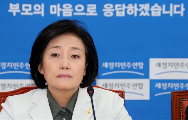 새정치민주연합 박영선 원내대표가 11일 국회에서 열린 민생법안관련 정책 간담회에서 생각에 잠겨 있다. 연합뉴스