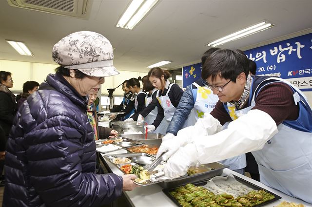 IBK기업은행 직원들이 지난해 11월 서울 강서구 사회복지법인 훼미피아에 '사랑의 밥차'를 전달한 뒤 지역 주민들에게 배식 봉사활동을 하고 있다. IBK기업은행 제공