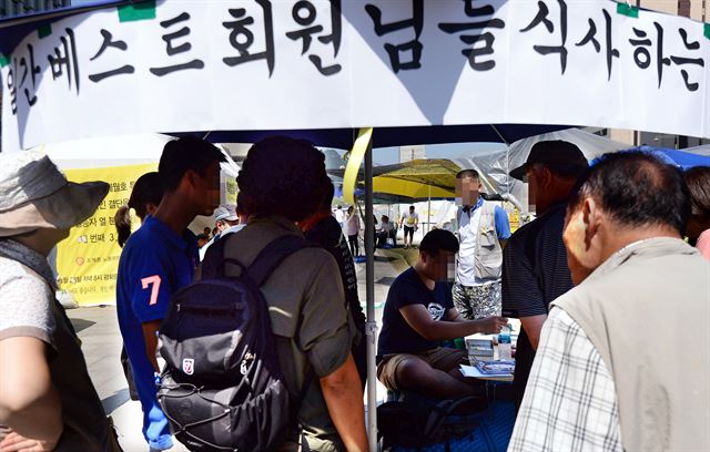 폭식은 죄악시 된다. 더욱이 자식 잃은 부모 앞이다. 단식이 위선적 정치 쇼란 의심에서였을 테지만 지나치게 과장된 위악적 조롱이 어떤 반응을 부를지 그들도 모르지 않았을 거다. 혐오감의 대상이 되는 치욕까지 무릅써 가며 그들이 혐오를 드러내게 만든 건 도대체 뭘까. 한가위 연휴 시작인 6일 오후, 세월호특별법 제정을 촉구하는 시민들이 단식 농성 중인 서울 광화문광장에서 인터넷 커뮤니티 ‘일간베스트저장소’(일베) 회원들과 자유대학생연합 소속 대학생들이 단식 조롱 취지를 담은 식사 퍼포먼스를 벌이고 있다. 뉴시스