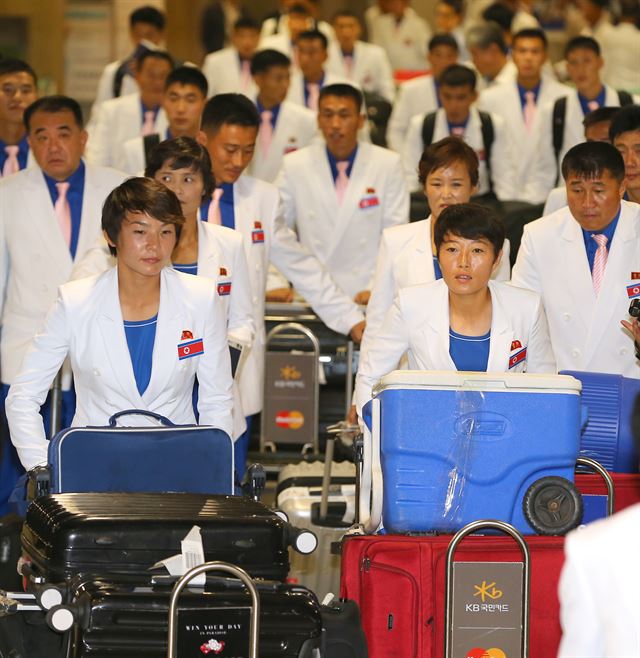 인천 아시안게임에 출전할 북한 선수단 선발대가 11일 오후 고려항공편으로 인천공항에 도착해 입국장으로 나오고 있다. 연합뉴스