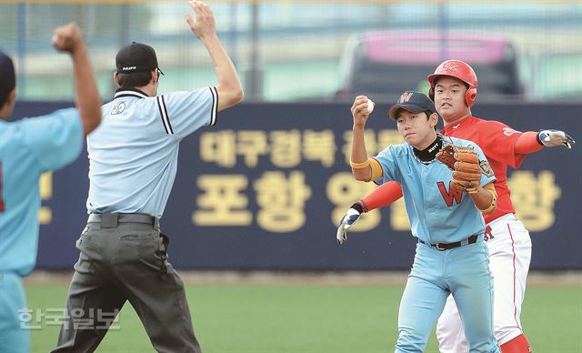 부경고 황동철이 12일 포항구장에서 열린 휘문고와의 봉황대기 8강전 6회 1사 1루에서 김성은의 유격수 땅볼 때 2루에서 포스 아웃 되고 있다. 포항=왕태석기자 kingwang@hk.co.kr